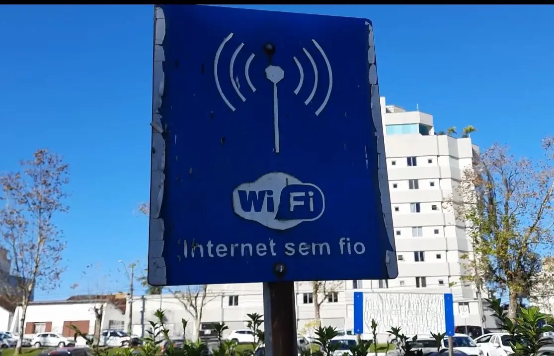 (V&Iacute;DEO) Internet nas pra&ccedil;as de Brusque n&atilde;o est&aacute; mais funcionando