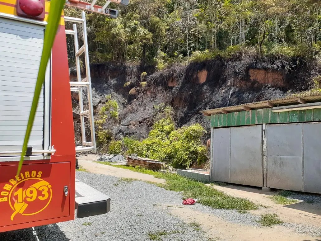 Inc&ecirc;ndio atinge mata em Guabiruba