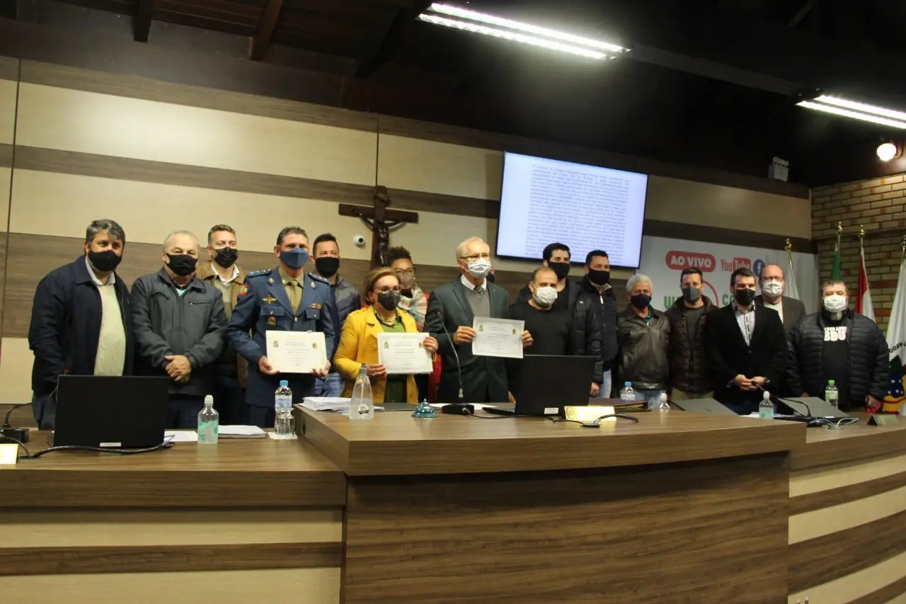 Tr&ecirc;s pessoas recebem homenagens da C&acirc;mara de Vereadores