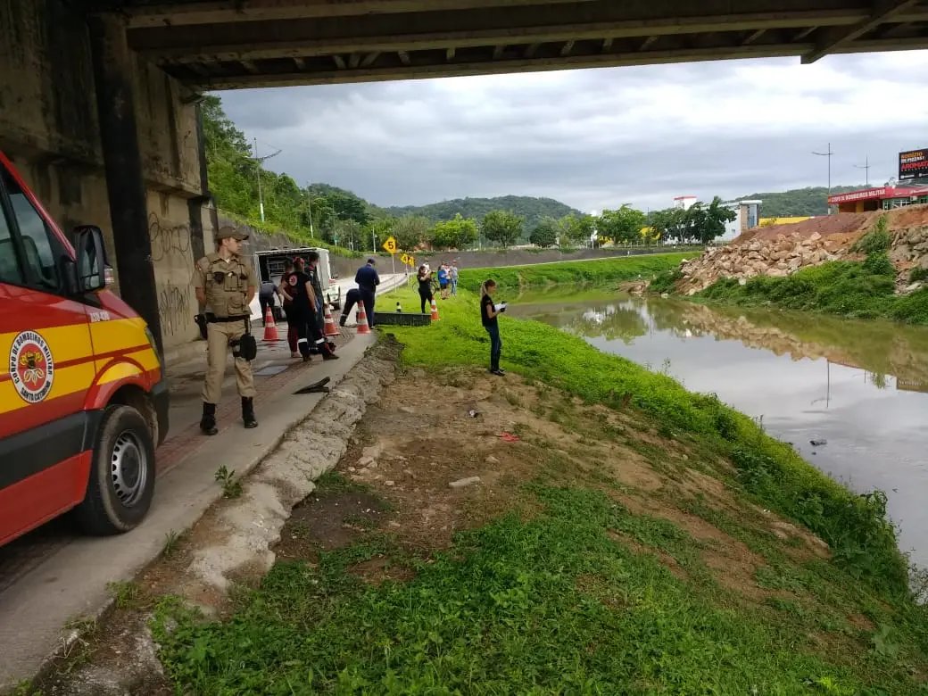 Jovem &eacute; encontrado morto no Rio Itaja&iacute; - Mirim
