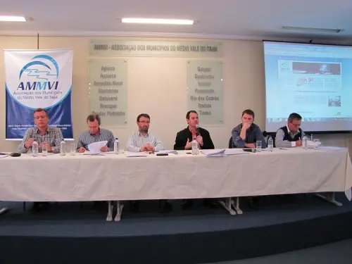 Ammvi discute situação de resíduos sólidos