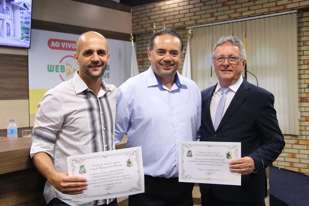 T&eacute;cnico e presidente do Brusque FC s&atilde;o homenageados pelos vereadores
