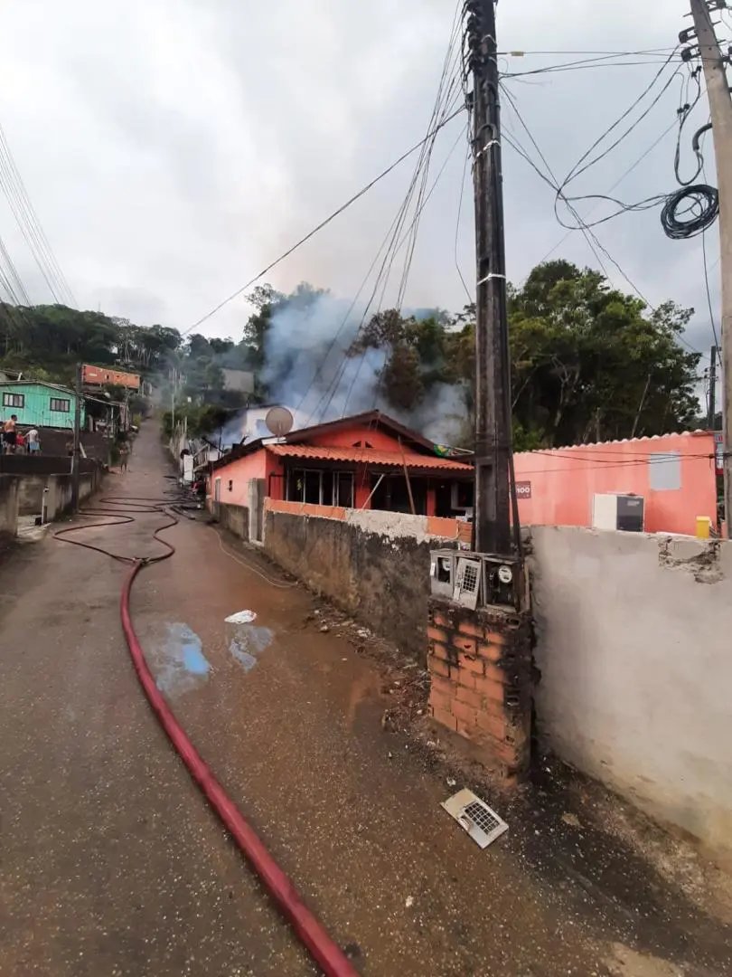 Bombeiros e peritos levantam duas hip&oacute;teses do inc&ecirc;ndio no Bateas