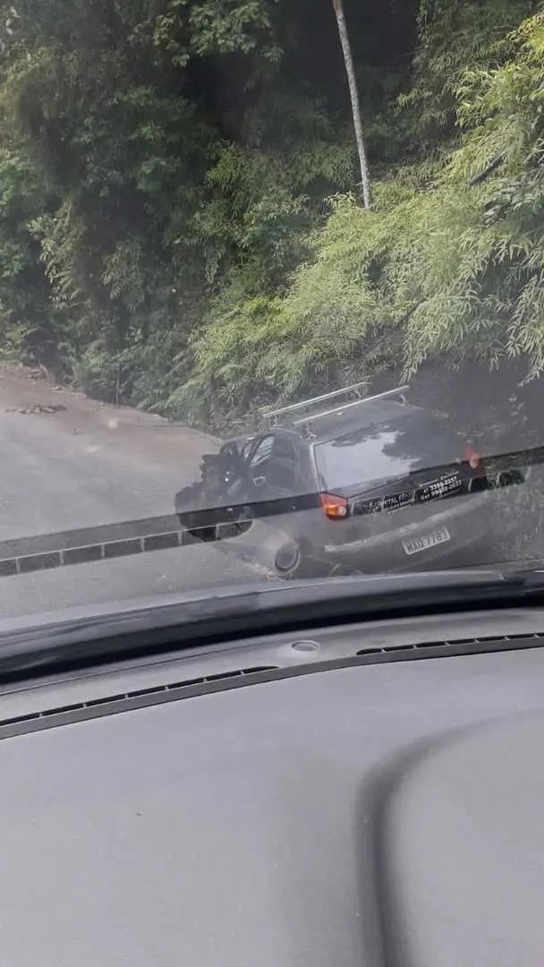 Carro cai literalmente em cratera