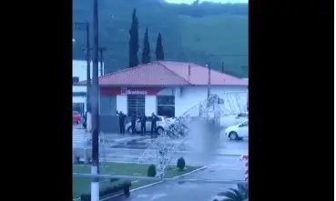Bandidos assaltam banco e levam ref&eacute;m no cap&ocirc; do carro
