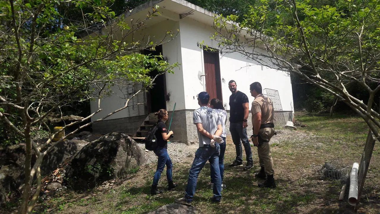 Corpo é encontrado carbonizado dentro de residência em Canelinha