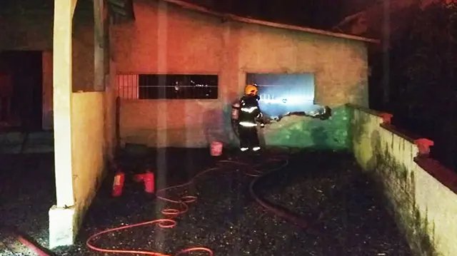 Princ&iacute;pio de inc&ecirc;ndio em resid&ecirc;ncia no Santa Luzia