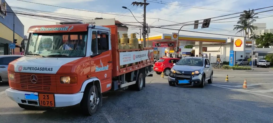 Carro e caminh&atilde;o colidem na Get&uacute;lio Vargas