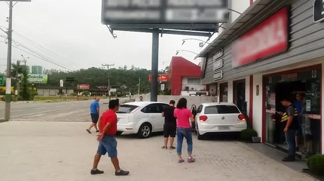 Motorista dorme no volante e bate em ve&iacute;culo estacionado