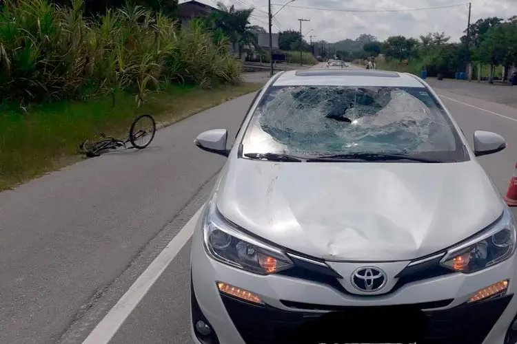 Ciclista fica gravemente ferido em colis&atilde;o contra carro