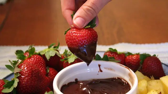 Inseto dentro de fondue de chocolate condena restaurante em Itaja&iacute;