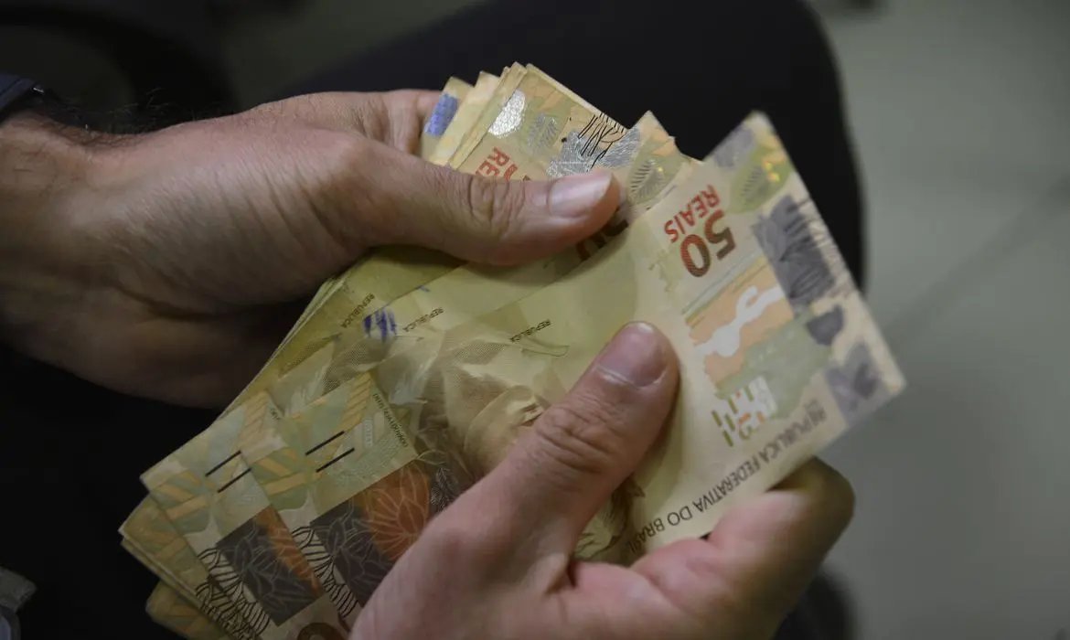 Aumento do sal&aacute;rio m&iacute;nimo ser&aacute; negociado com centrais sindicais