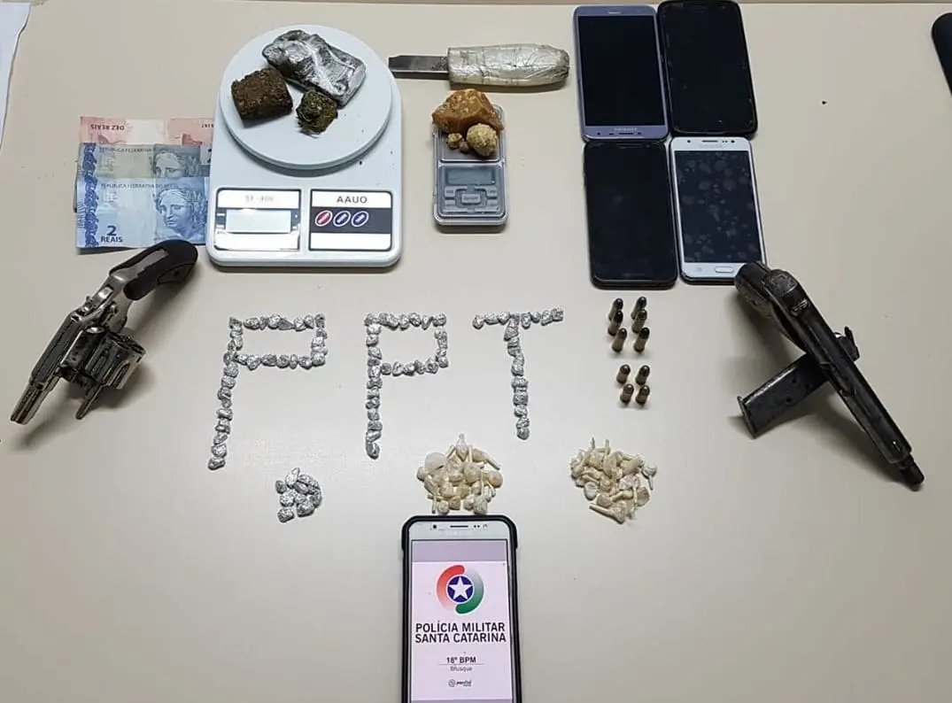 PM prende 4 pessoas por tr&aacute;fico de drogas no Steffen