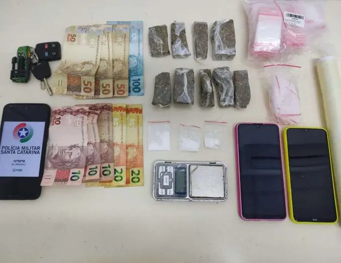 Casal &eacute; abordado traficando drogas em carro