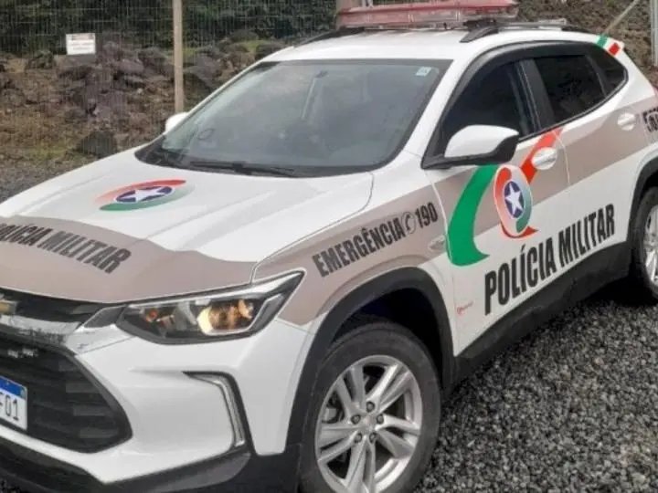 Mulher &eacute; atingida por proj&eacute;til de arma enquanto dormia