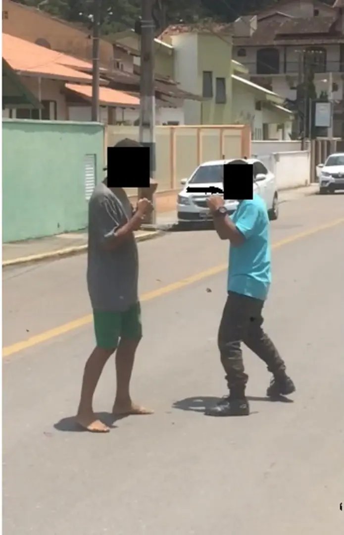 V&Iacute;DEO: adolescentes brigam, com plateia, no meio da rua