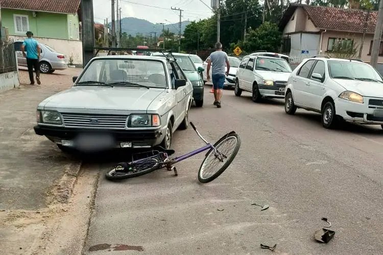 Ciclista fica sem respirar ap&oacute;s colis&atilde;o contra carro
