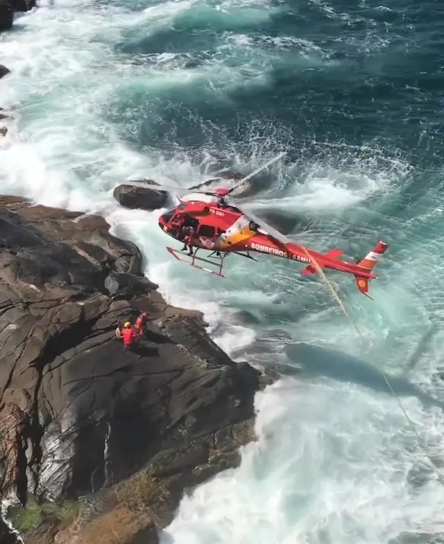Homem cai em cost&atilde;o e &eacute; resgatado pelos bombeiros