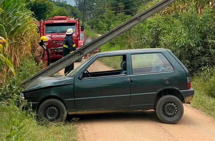 Mulher colide com carro em poste e rua &eacute; interditada