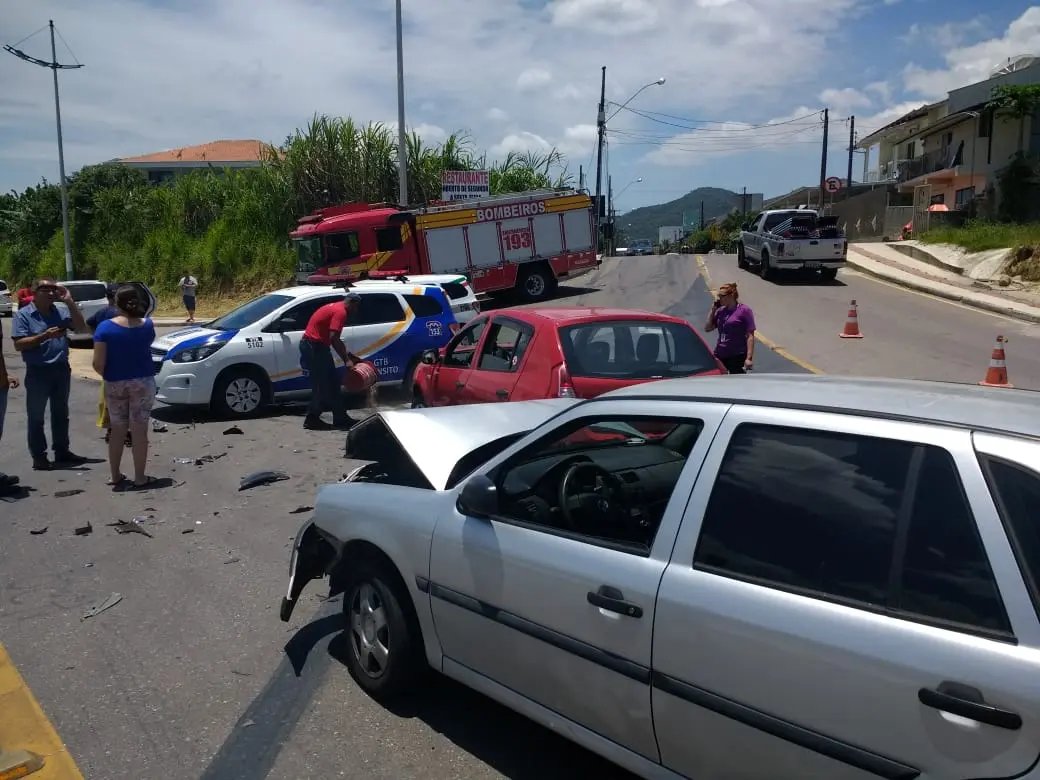 Acidente envolve tr&ecirc;s ve&iacute;culos na Avenida Beira Rio