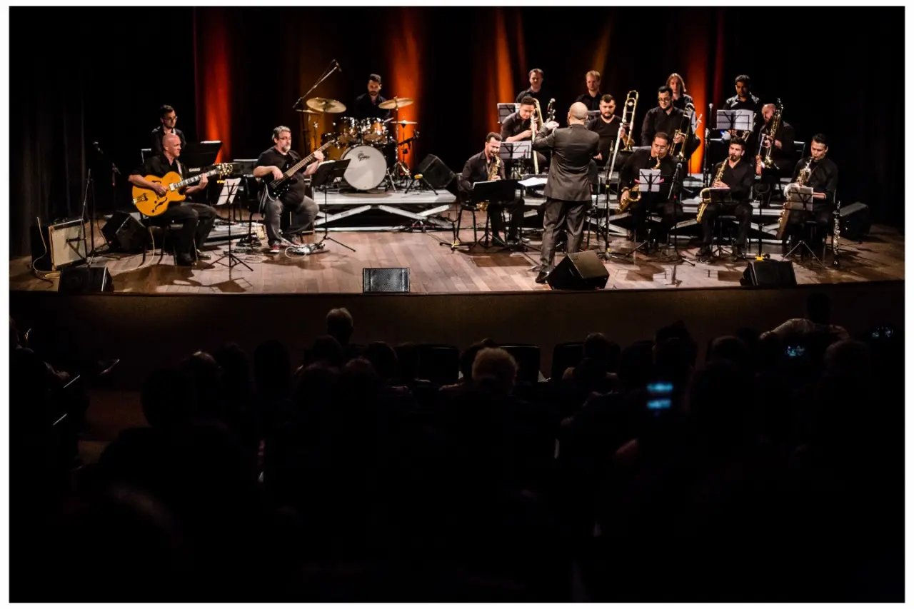 P&uacute;blico lota teatro do CESCB para &uacute;ltima apresenta&ccedil;&atilde;o da Big Band Brusque em 2019