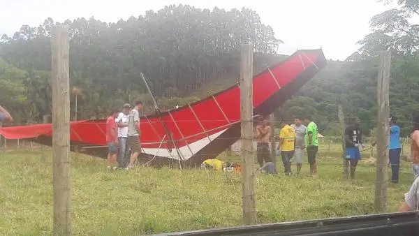Piloto de asa delta sofre queda durante voo em Canelinha