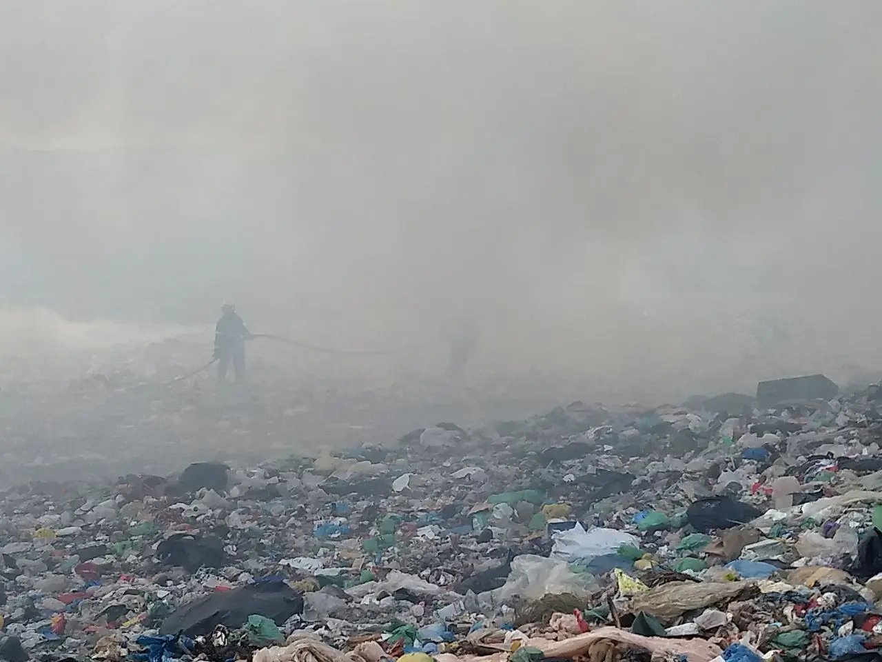 Bombeiros atendem a incêndio em lixão