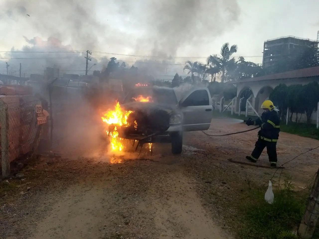 Incêndio atinge veículo no São Luiz