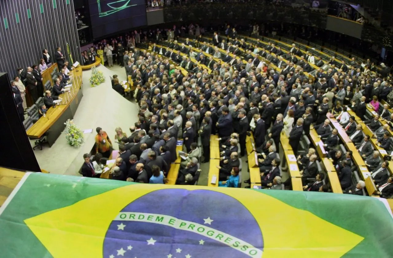 Deputados incluem fim do ponto facultativo