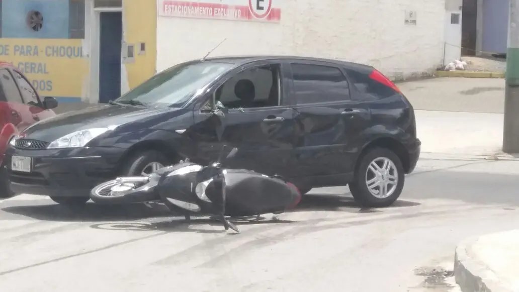 Colisão entre carro e moto deixa dois feridos