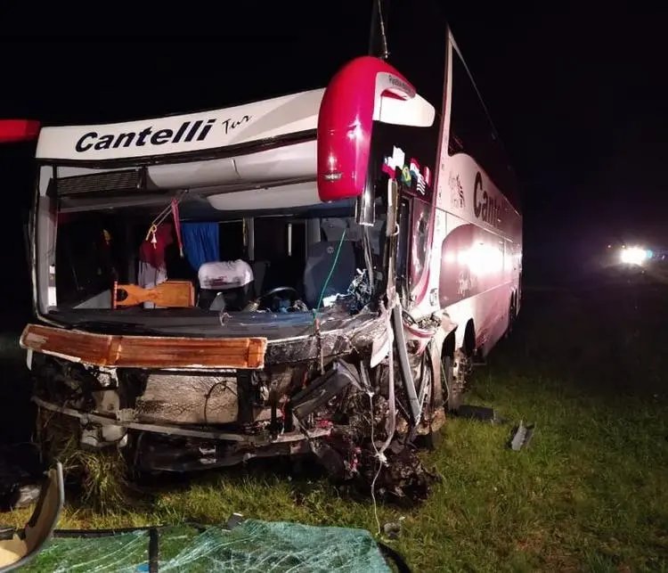 Colis&atilde;o entre &ocirc;nibus e carro deixa 2 mortos
