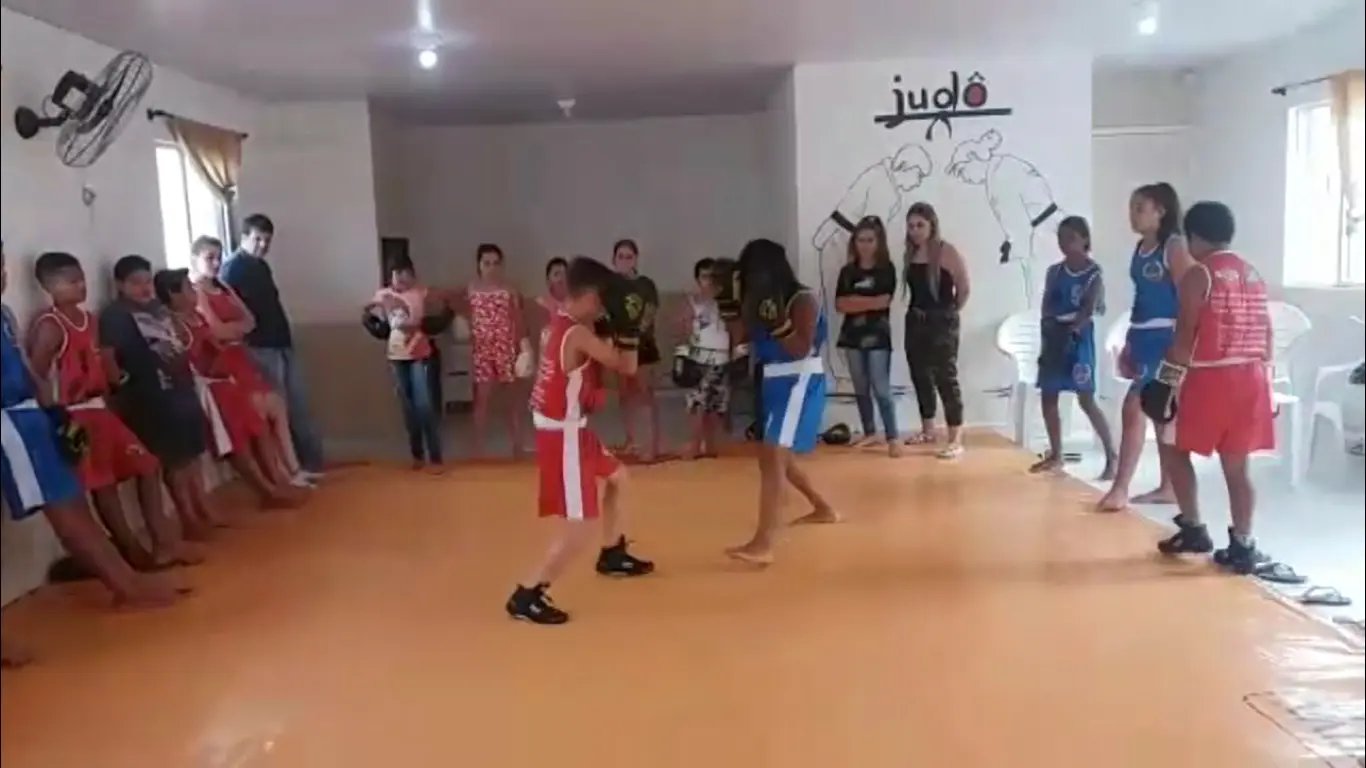 Projeto envolve meninos e meninas em modalidade esportiva