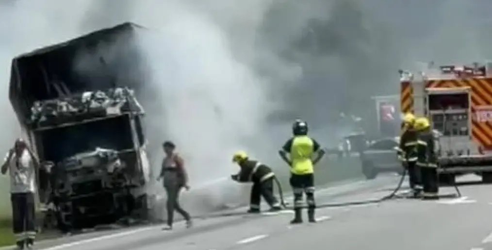 Inc&ecirc;ndio em caminh&atilde;o bloqueia BR-376 que liga os estados de SC e PR