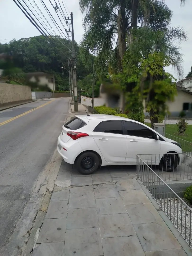 PM intensifica fiscaliza&ccedil;&atilde;o de ve&iacute;culos estacionado sobre passeios 