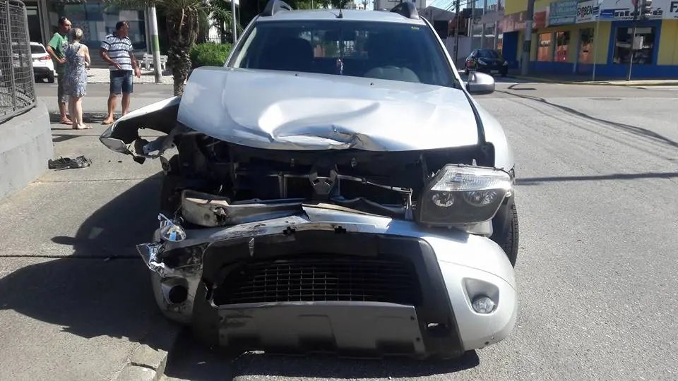 Dois veículos colidem na Otto Renaux