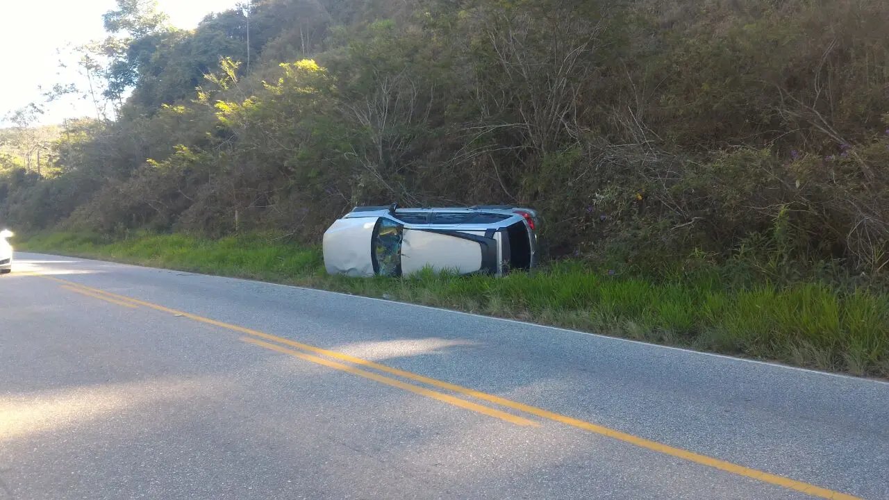 Motorista perde controle e sai da pista na SC-108 bairro Santa Luzia