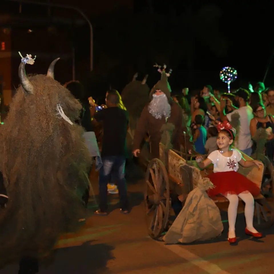 Desfile de Natal leva grande p&uacute;blico ao Centro de Guabiruba