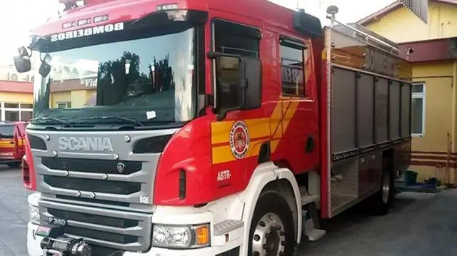 Bombeiros combatem princ&iacute;pio de inc&ecirc;ndio em vegeta&ccedil;&atilde;o