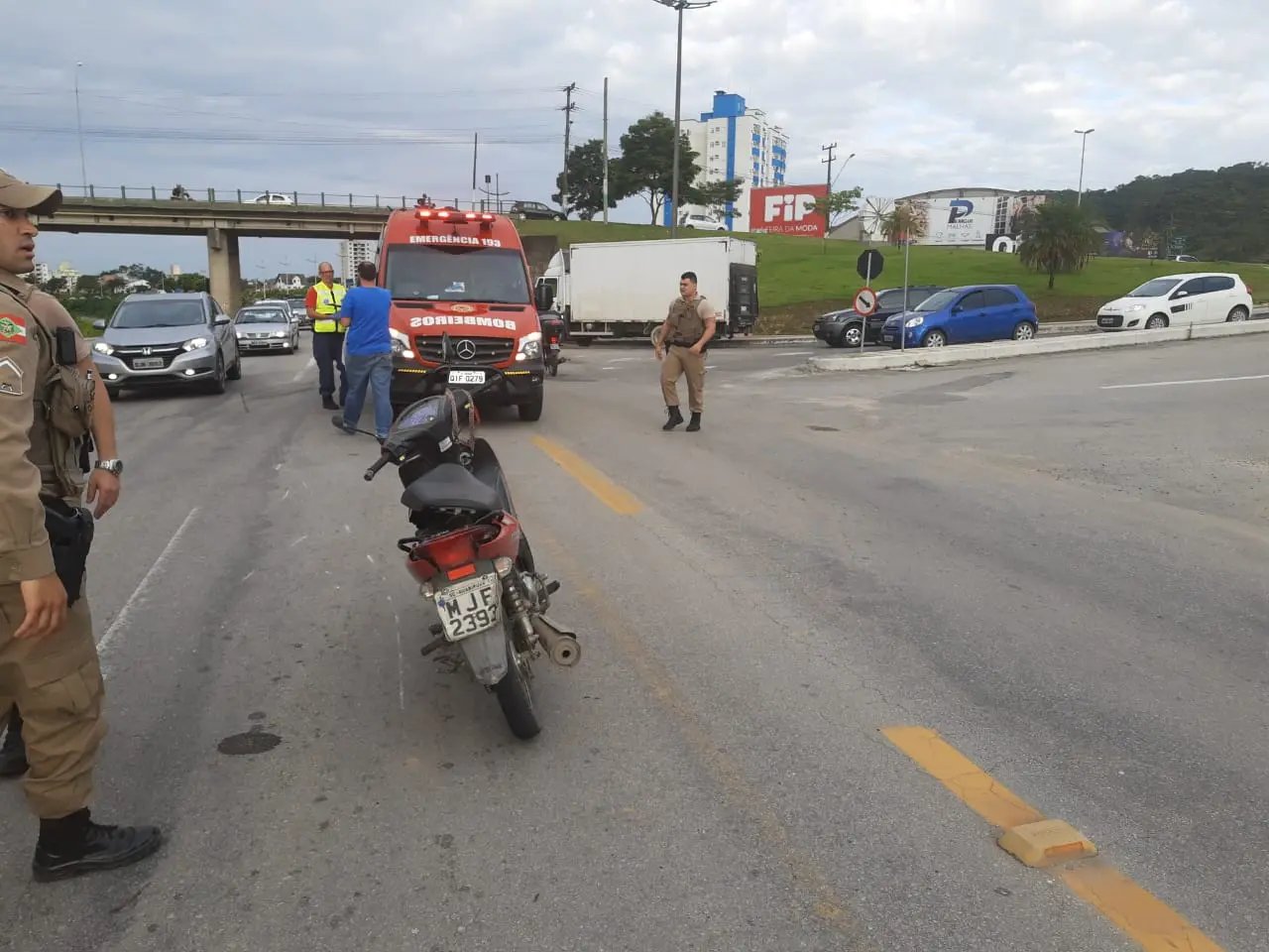 Motociclista fica ferida ap&oacute;s se envolver em acidente na Beira Rio