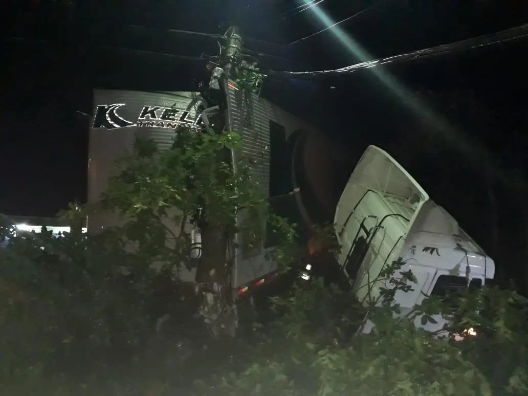 Caminh&atilde;o sai da pista e bate contra poste