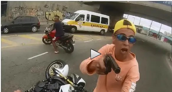 Vitima filma roubo e policial atirando no bandido