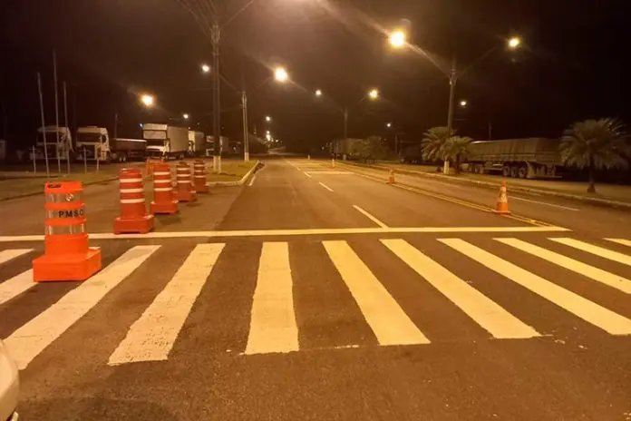 Motorista tenta atropelar policiais e &eacute; autuado