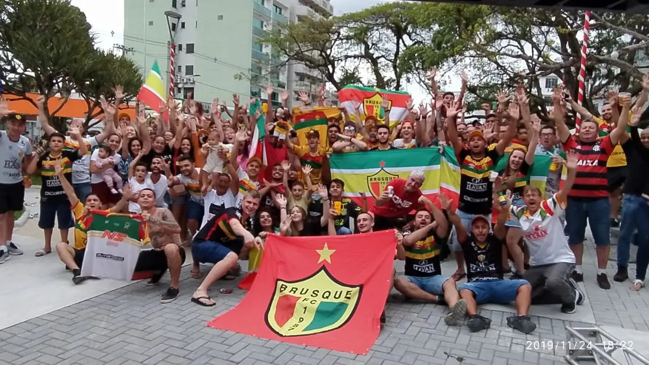 Torcida toma conta do Centro para comemorar