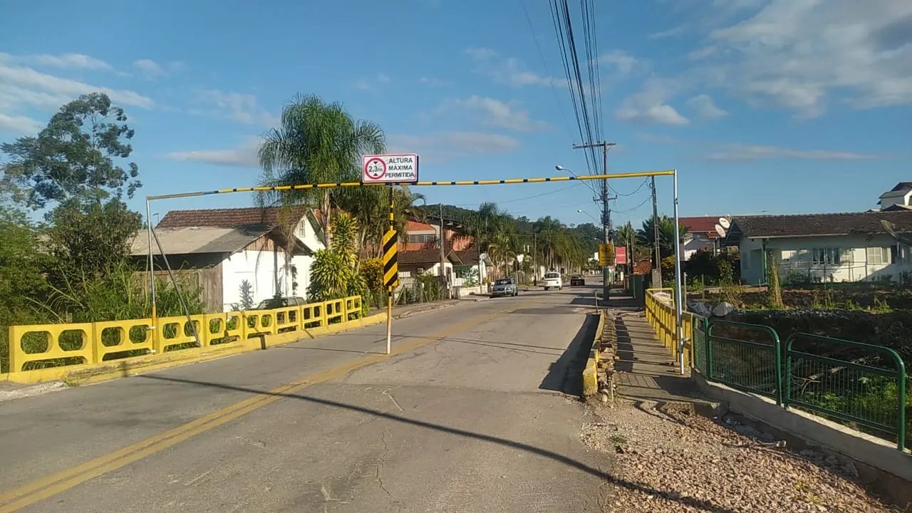 Tr&acirc;nsito na ponte da rua Itaja&iacute; &eacute; novamente liberado apenas para ve&iacute;culos leves