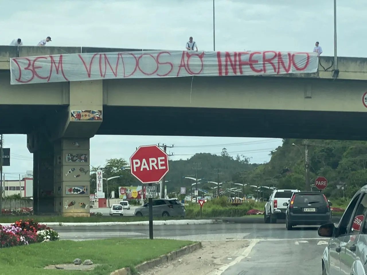 Faixa "Bem vindos ao inferno" foi colocada no trevo de acesso Brusque a Itaja&iacute;