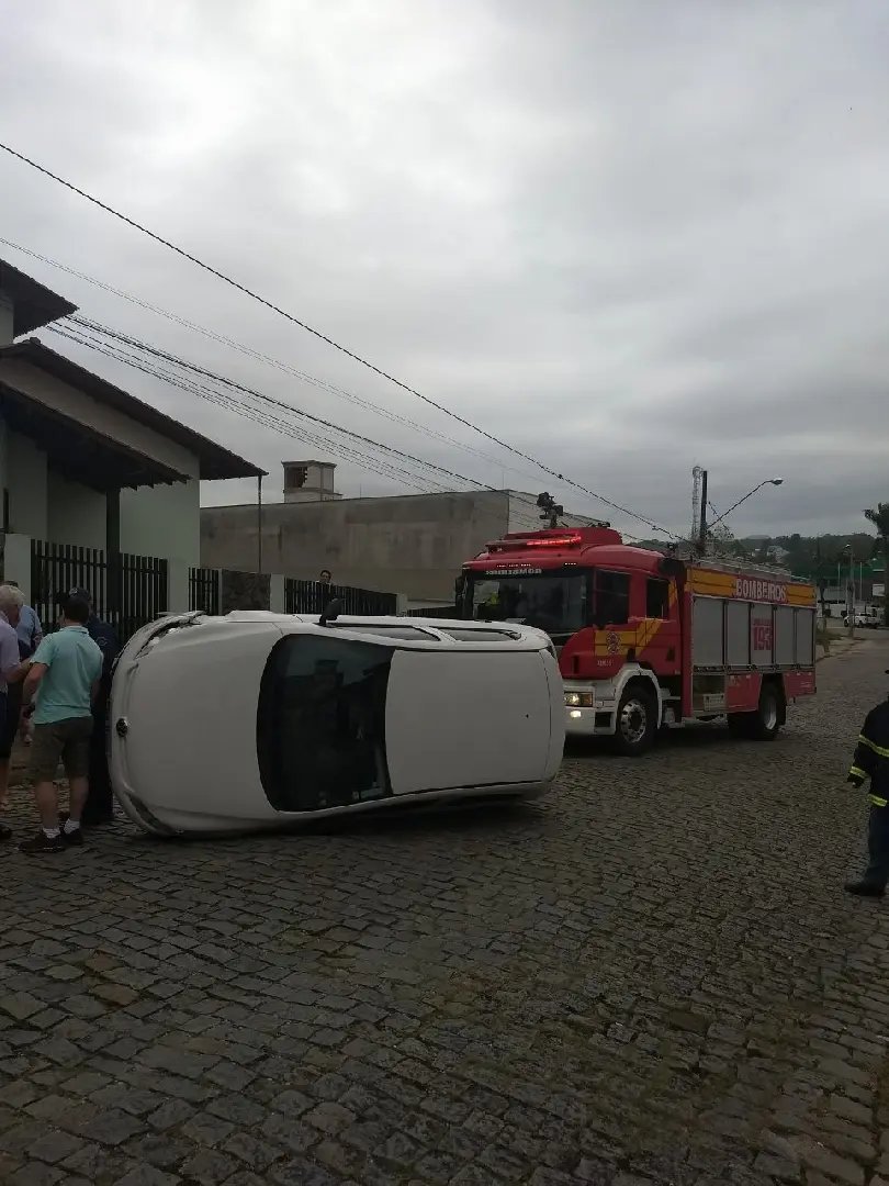 Mulher perde controle do carro e capota