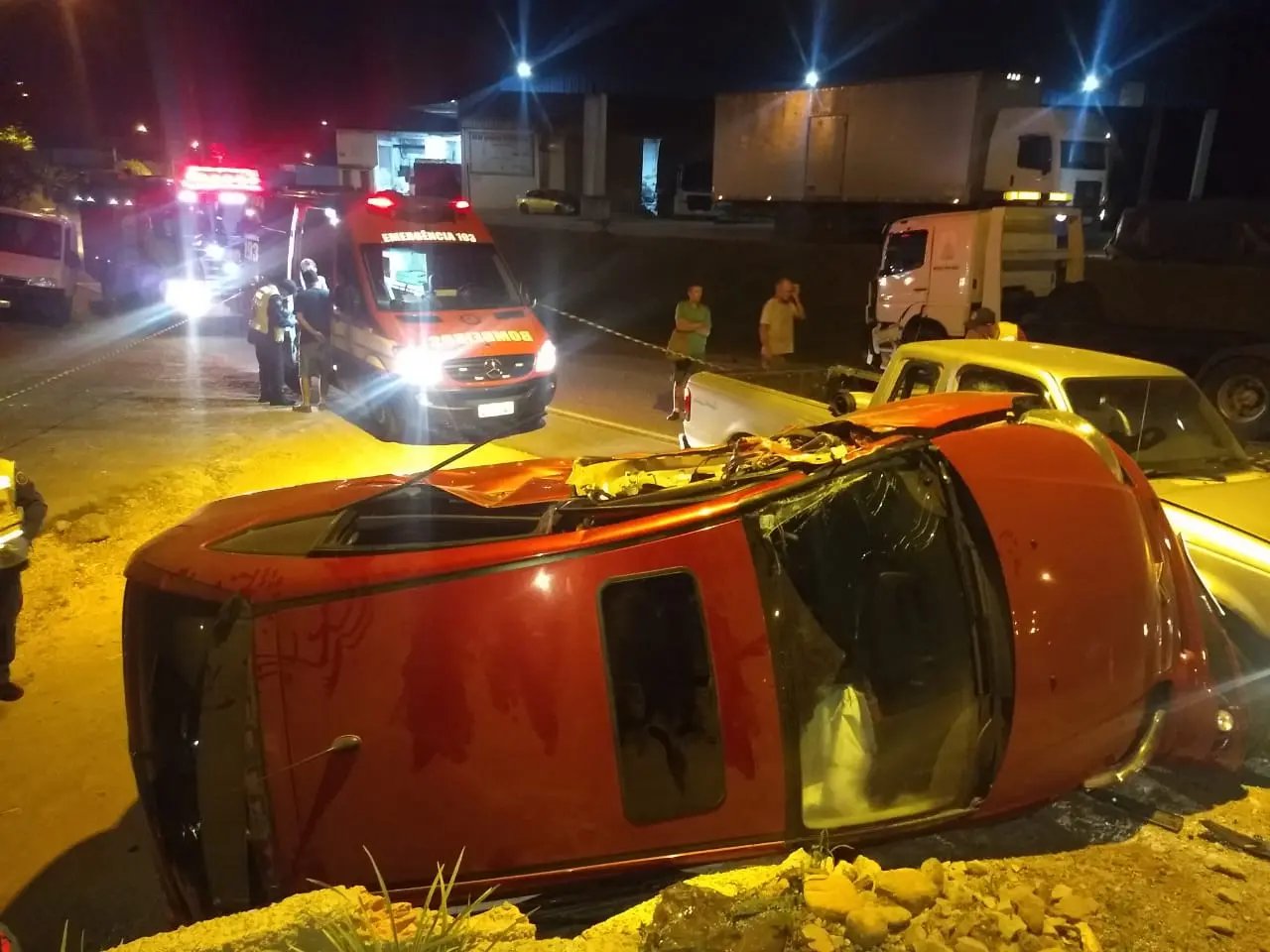 Colis&atilde;o entre tr&ecirc;s carros fere tr&ecirc;s pessoas
