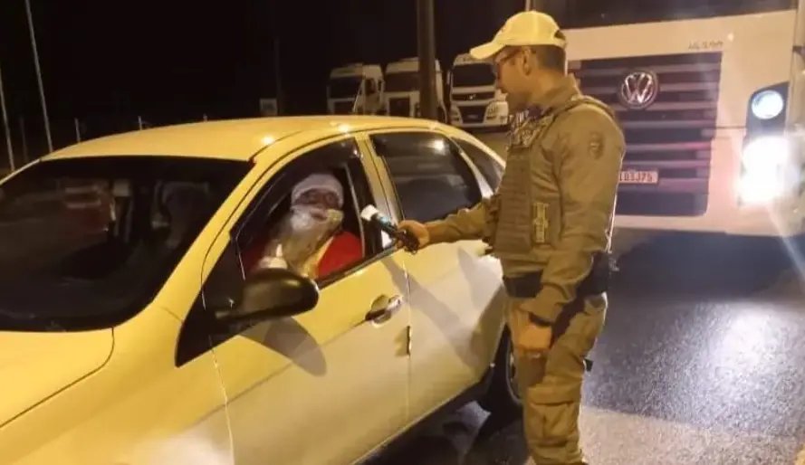 Papai Noel &eacute; parado em blitz para fazer teste do baf&ocirc;metro