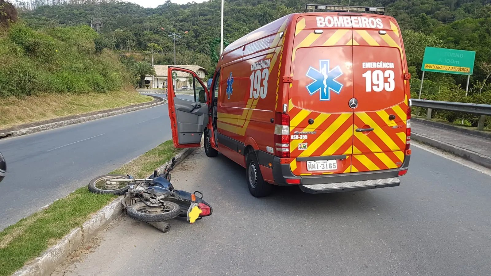 Motociclista fica ferido ap&oacute;s colidir em placa de sinaliza&ccedil;&atilde;o 