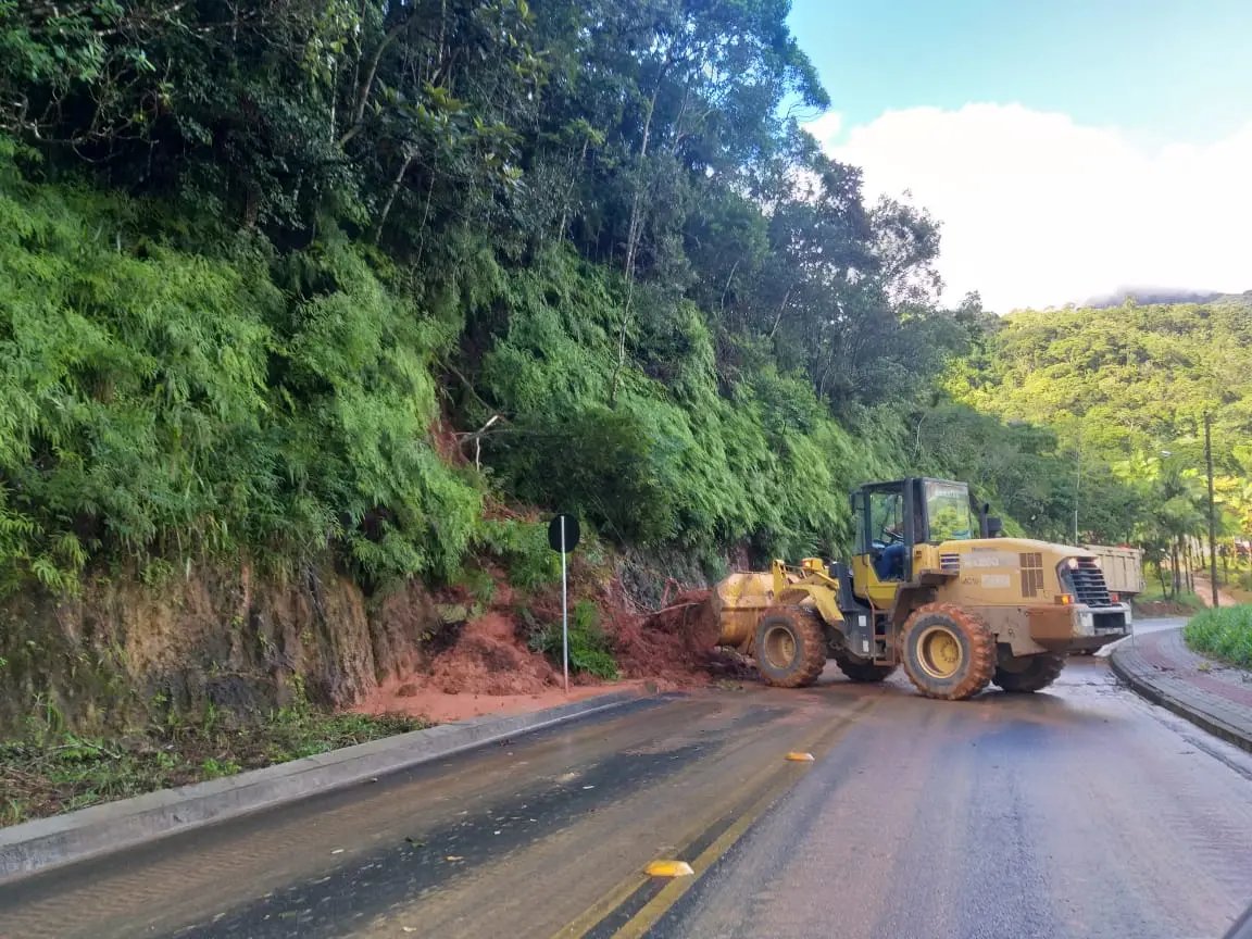 Secretaria de Obras finaliza pavimenta&ccedil;&atilde;o e atua na limpeza de vias